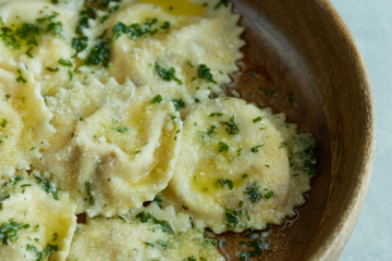 Raviolotti ai funghi porcini con pesto semplice di puntarelle e tartufo nero