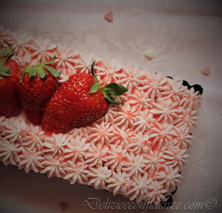 chiffon con crema di fragole e panna e coulis di fragole chiffon con crema di fragole e panna e coulis di fragole