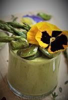 Gazpacho di asparagi con fave croccanti antipasto per la festa della mamma