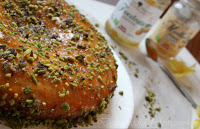 Torta di ricotta con salsa di albicocche e granella di pistacchio