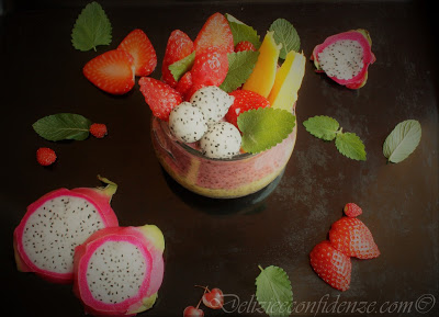 chia pudding con dragon fruit, mango & fragole