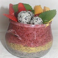 chia pudding con dragon fruit, mango & fragole