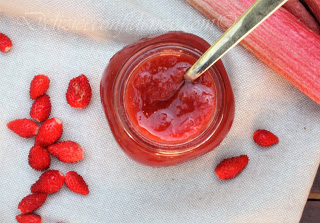 Confettura di rabarbaro, fragoline di bosco e fragole