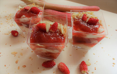 Cremosa allo yogurt con composta di fragole e rabarbaro
