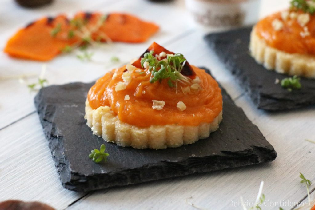 Fiorellini di polenta integrale con crema di zucca e germogli