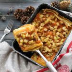 Lasagne alla curcuma con crema di zucca, temph di soia, broccoli e mele