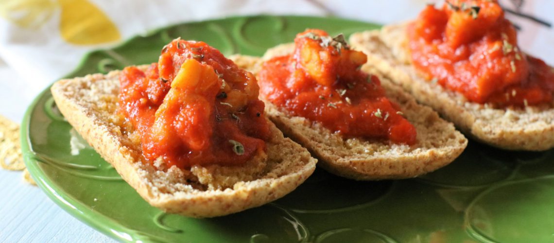 Crostini integrali con Temph di Ceci al sugo