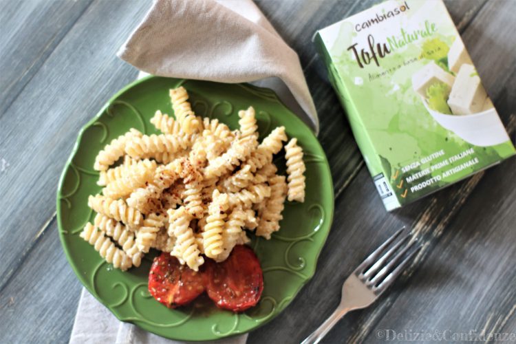 Fusilli con crema di tofu, pomodorini confit e pinoli
