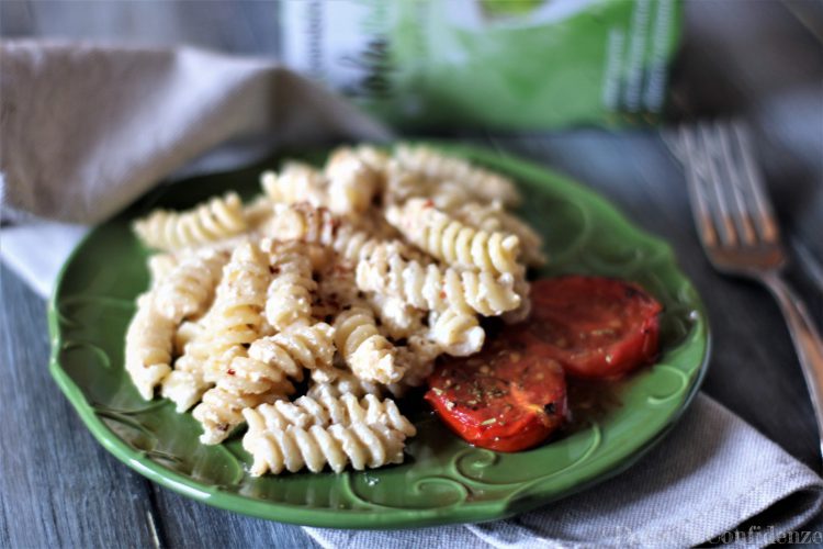 Fusilli con crema di tofu, pomodorini confit e pinoli