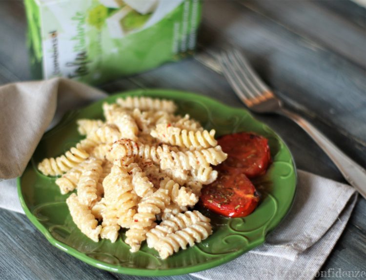 Fusilli con crema di tofu, pomodorini secchi e pinoli