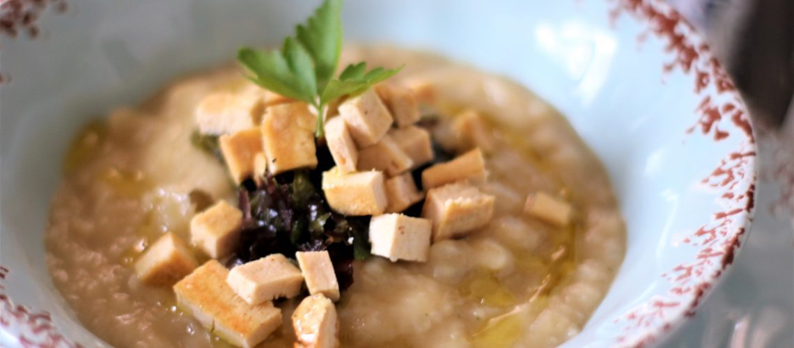 Tofu grigliato con crema di topinambur e alghe