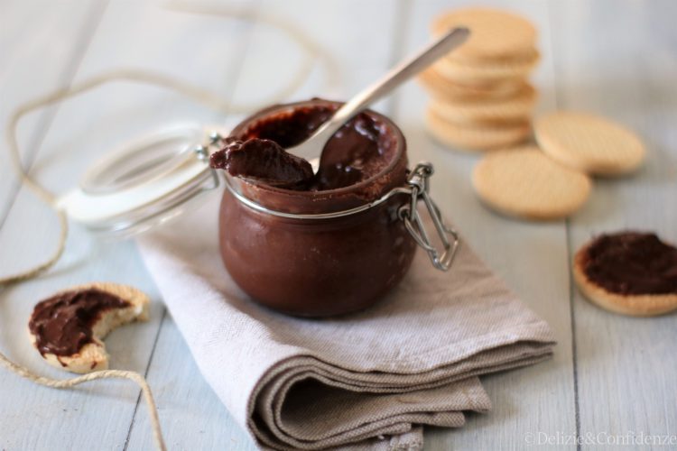 Crema spalmabile di frollini e cacao (leggermente alcolica)