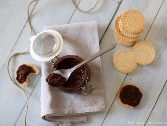 Crema spalmabile di frollini e cacao (leggermente alcolica) Crema spalmabile di frollini e cacao (leggermente alcolica)