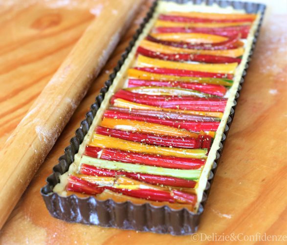 Crostata con crema di tofu e coste colorate