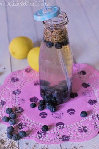Acqua detox alla lavanda e mirtilli