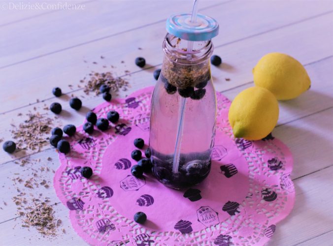Acqua detox alla lavanda e mirtilli