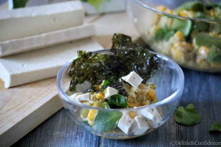 Insalata di cous cous di mais, con chips di alga nori e tofu