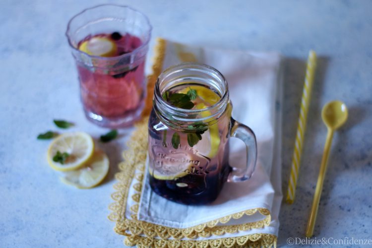 Acqua detox ai mirtilli, limone e menta