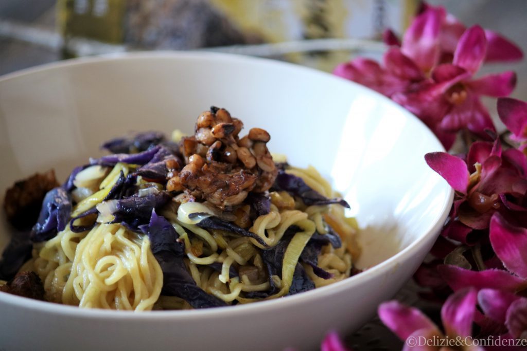 Noodles al curry con tempeh di fagioli