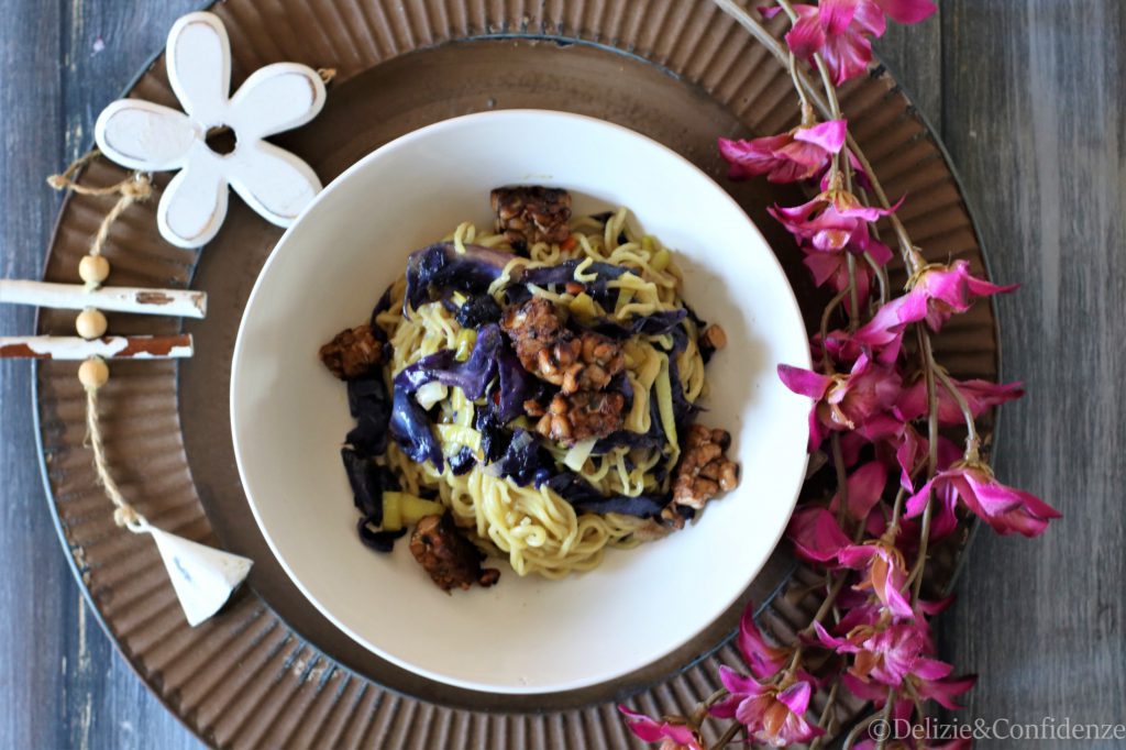 Noodles al curry con tempeh di fagioli