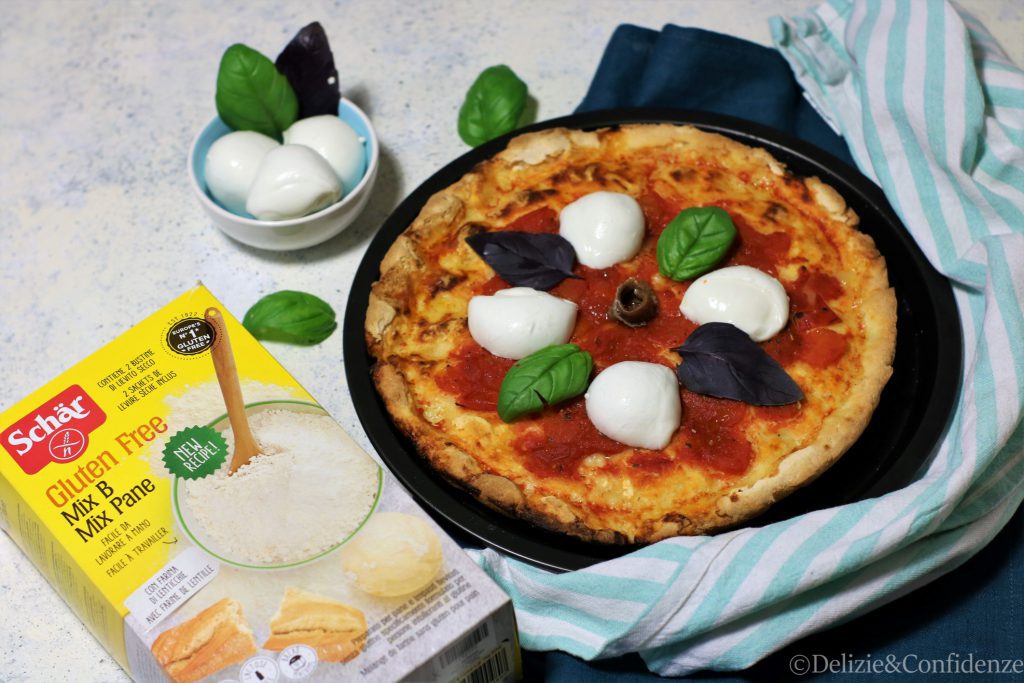 Pizza senza glutine con bufala, alice e basilico ai due colori.