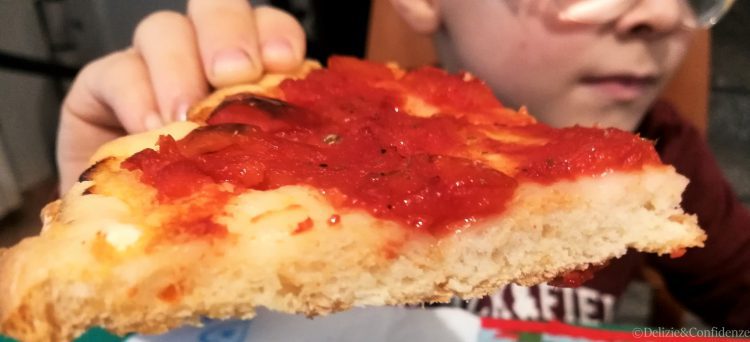 Pizza senza glutine con bufala, alice e basilico ai due colori.
