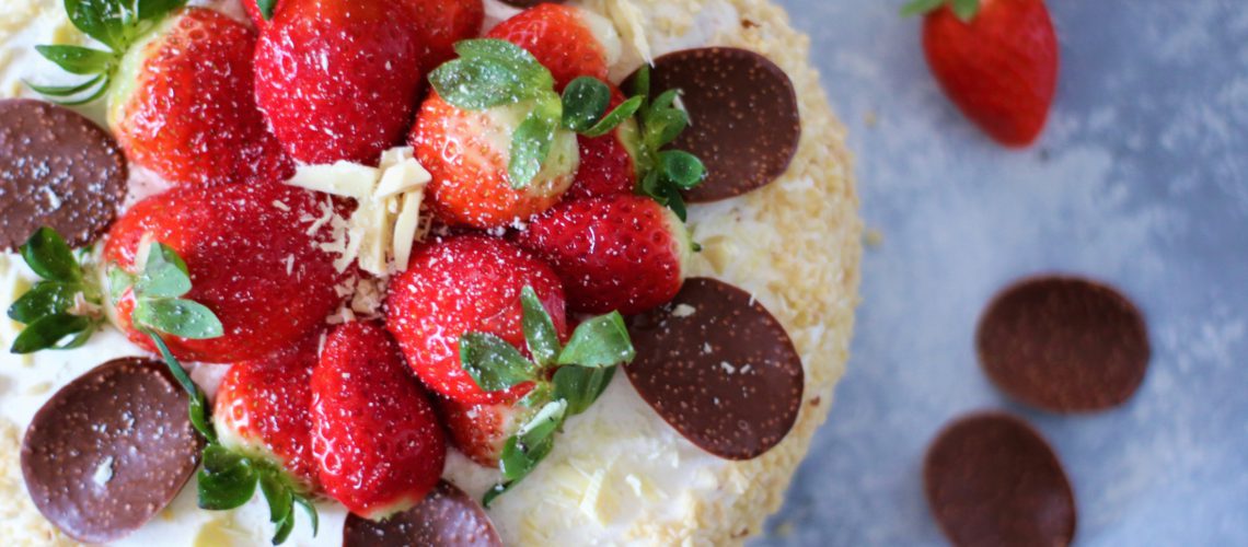 Torta alle fragole con crema al cioccolato bianco (sponge cake)