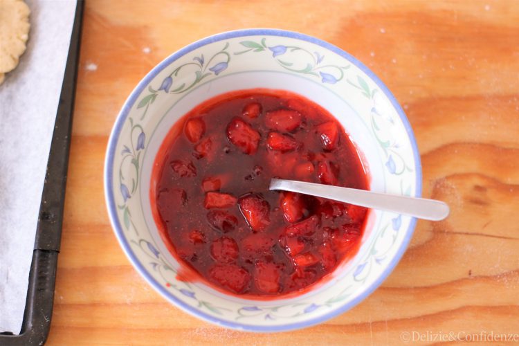 Mini pie alle fragole, cardamomo e cannella