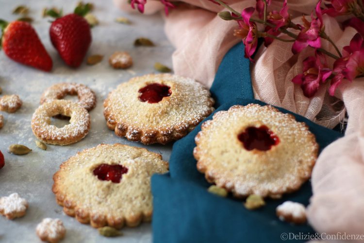 Mini pie alle fragole, cardamomo e cannella