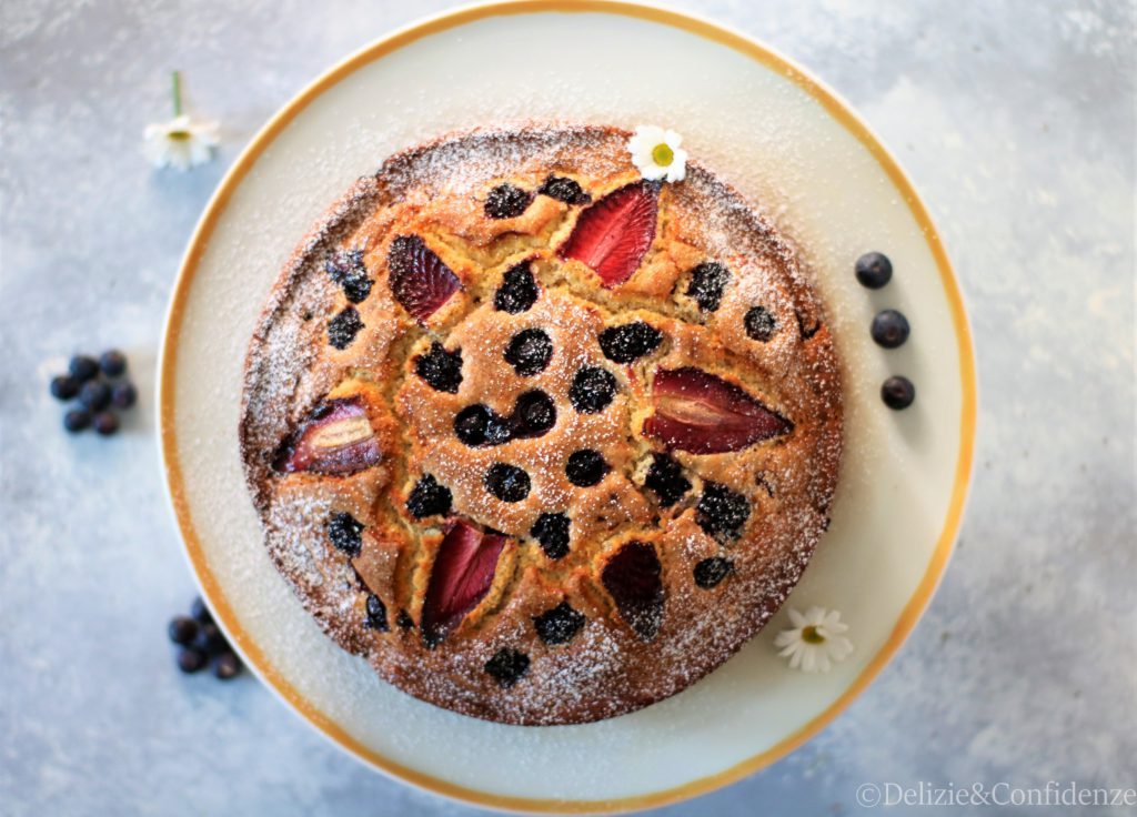 Torta alle fragole, more e mirtilli