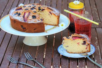 Torta alle fragole, more e mirtilli