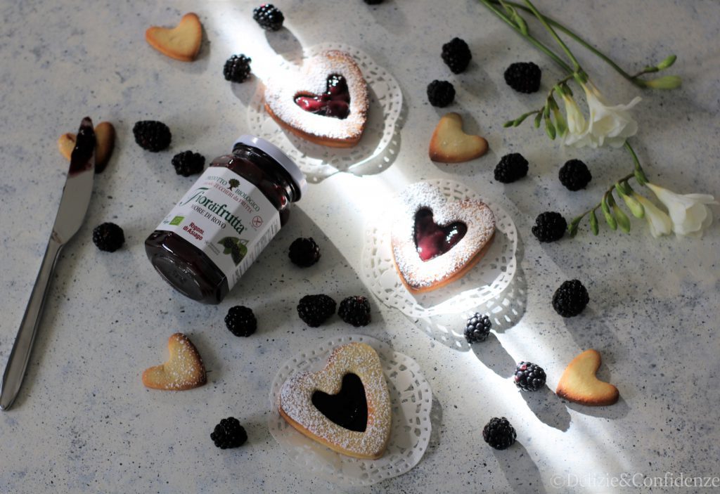 Biscotti cuore con frolla alle mandorle per la festa della mamma