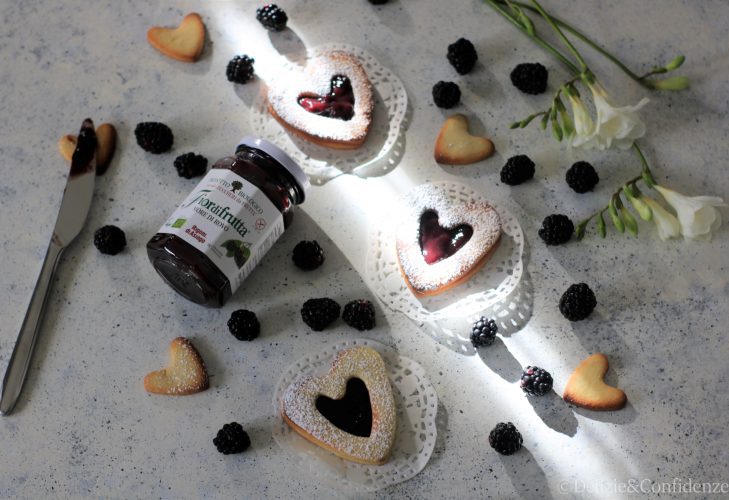 Biscotti cuore con frolla alle mandorle per la festa della mamma