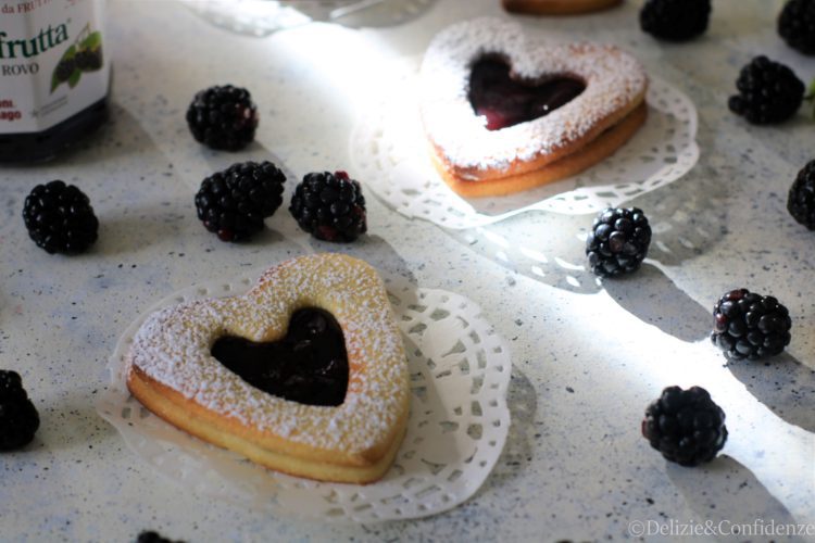 Biscotti cuore con frolla alle mandorle per la festa della mamma