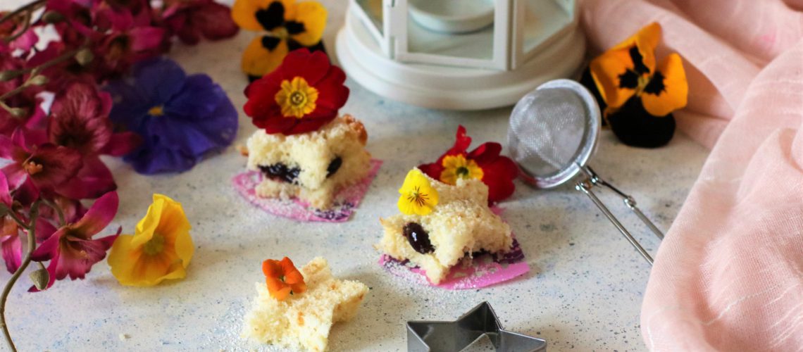 Sandwich dolce con crema alla confettura di more di bosco e viole