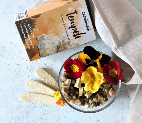 Insalata di Tempeh con mix di germogli e fiori eduli