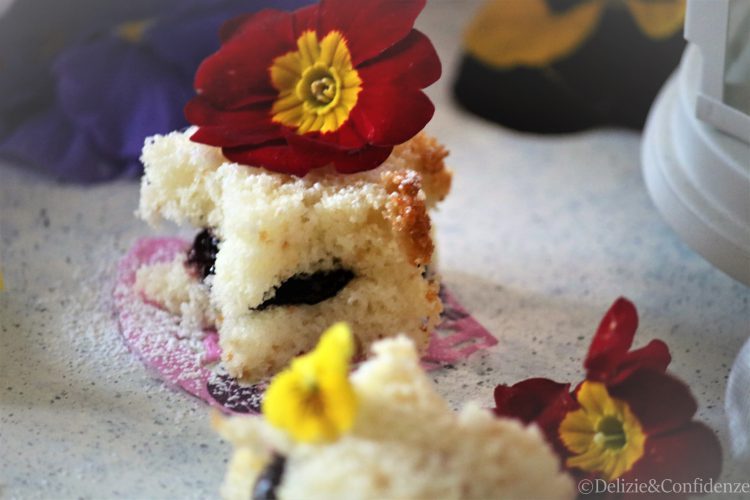 Sandwich dolce con crema alla confettura di more di bosco e viole