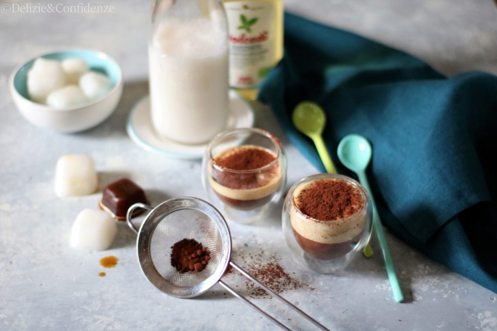 Smoothie al caffè con latte di mandorle, senza zucchero