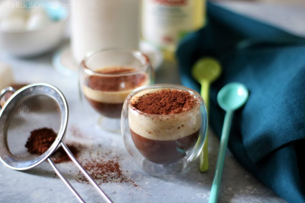 Smoothie al caffè con latte di mandorle, senza zucchero