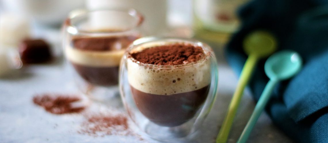 Smoothie al caffè con latte di mandorle, senza zucchero