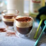 Smoothie al caffè con latte di mandorle, senza zucchero