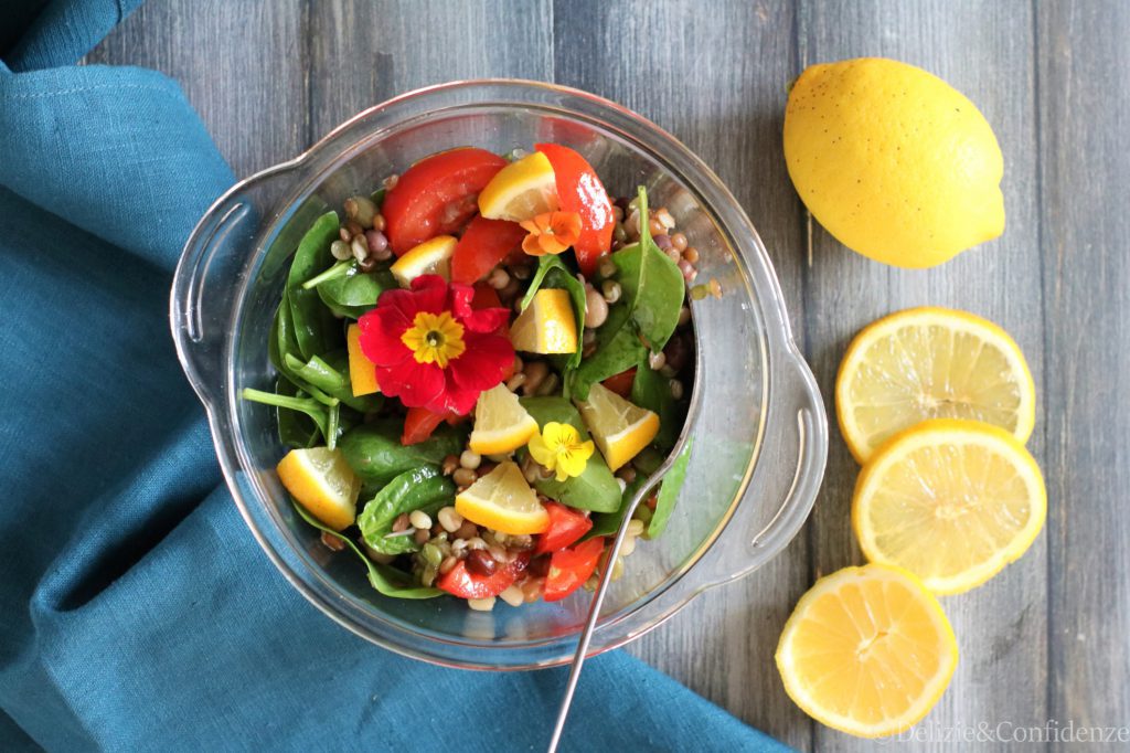 Insalata crunchy mix con spinacini freschi e fiori eduli