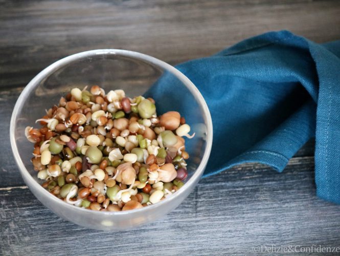 Insalata crunchy mix con spinacini freschi e fiori eduli