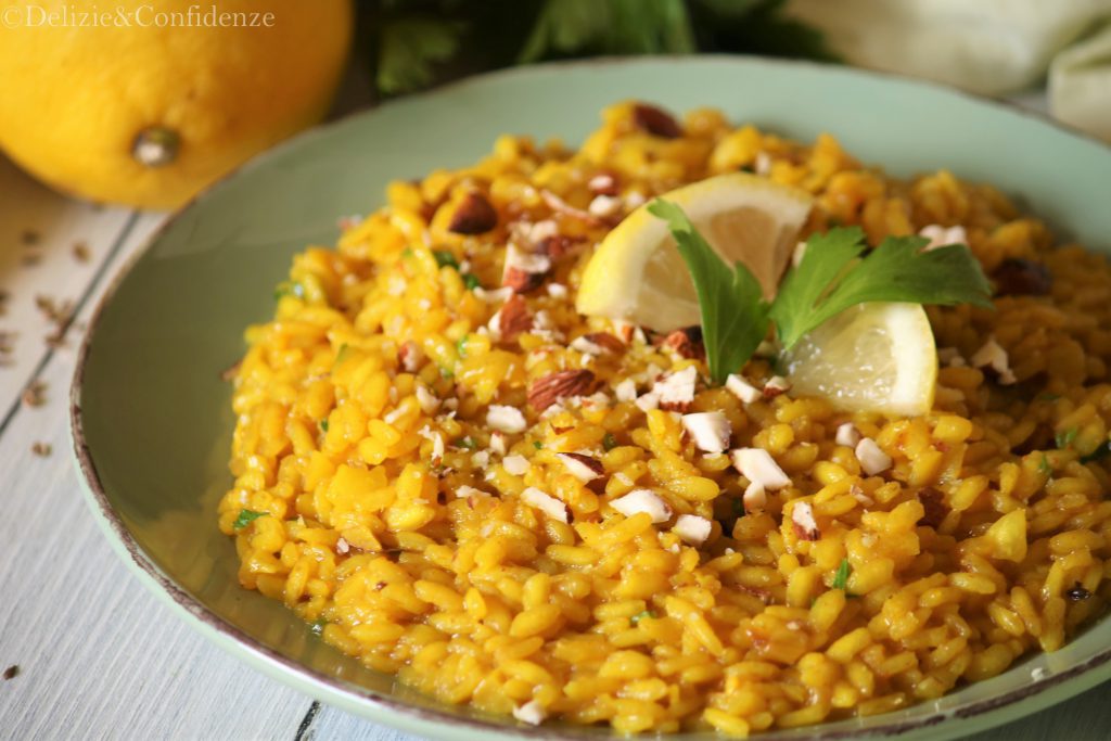 Risotto al limone e curcuma con mandorle