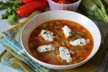 Minestra di zucchine e pomodori con quenelle di ricotta profumata alle erbe aromatiche