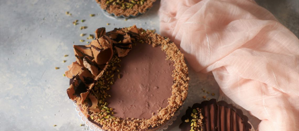 Torta con panna cotta al cioccolato e crema al pistacchio senza cottura