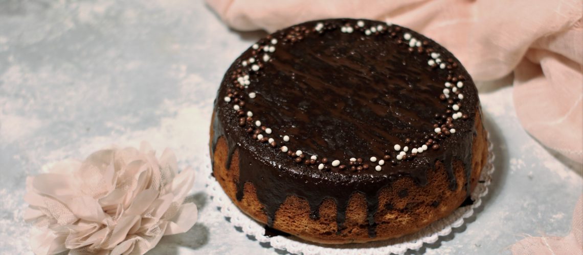 Torta in pentola con yogurt al caffè e cioccolato fondente (senza latte, senza burro, senza zucchero)