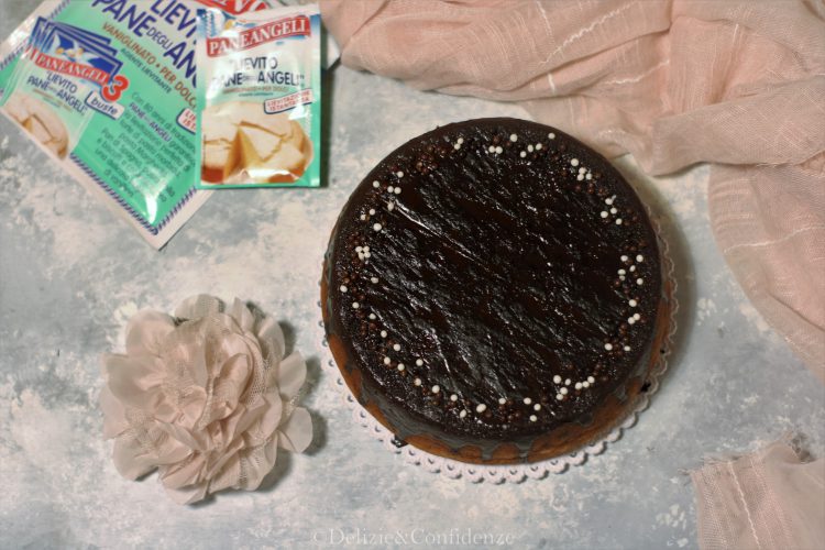 Torta in pentola con yogurt al caffè e cioccolato fondente (senza latte, senza burro, senza zucchero)