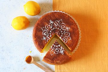 Torta in pentola al sapore di limonata, curcuma e semi di papavero (senza uova, senza burro, senza latte e senza zucchero)