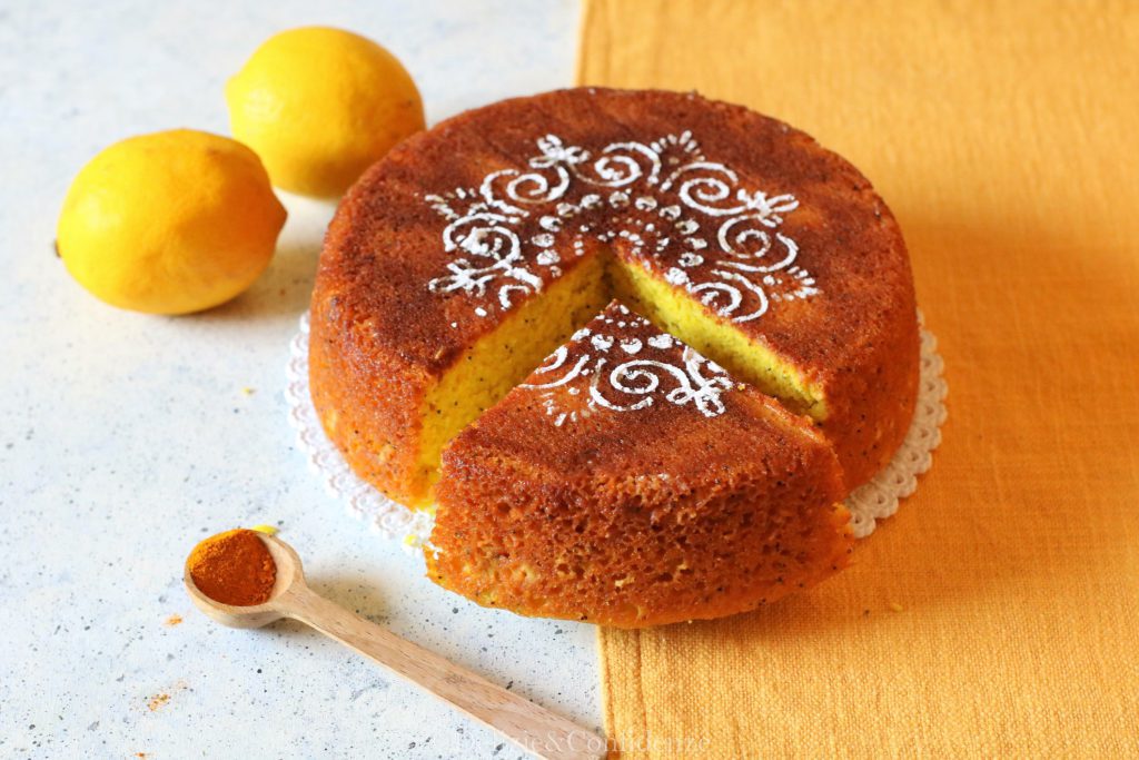 Torta in pentola al sapore di limonata, curcuma e semi di papavero (senza uova, senza burro, senza latte e senza zucchero)